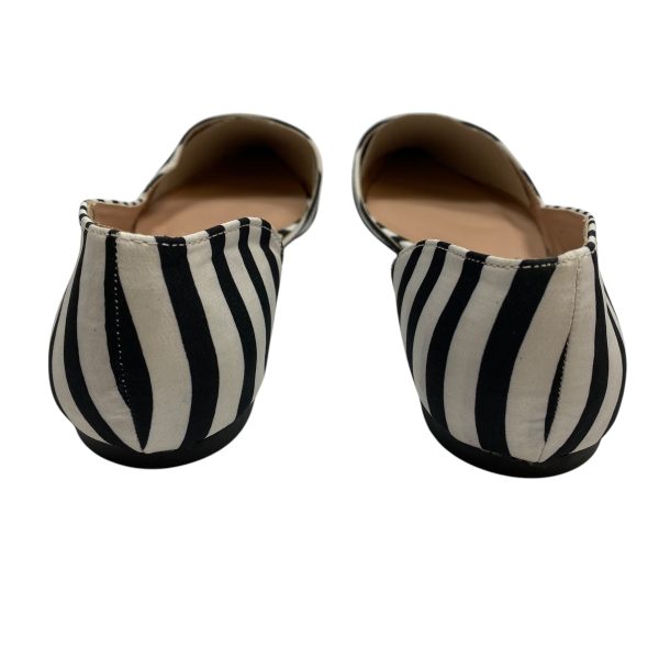 Shoes Flats By Clothes Mentor In Black & White, Size: 7 Fashion